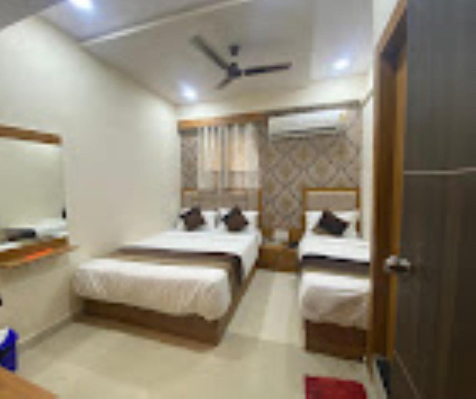 Hotel Surya Villa Ahmedabad Esterno foto