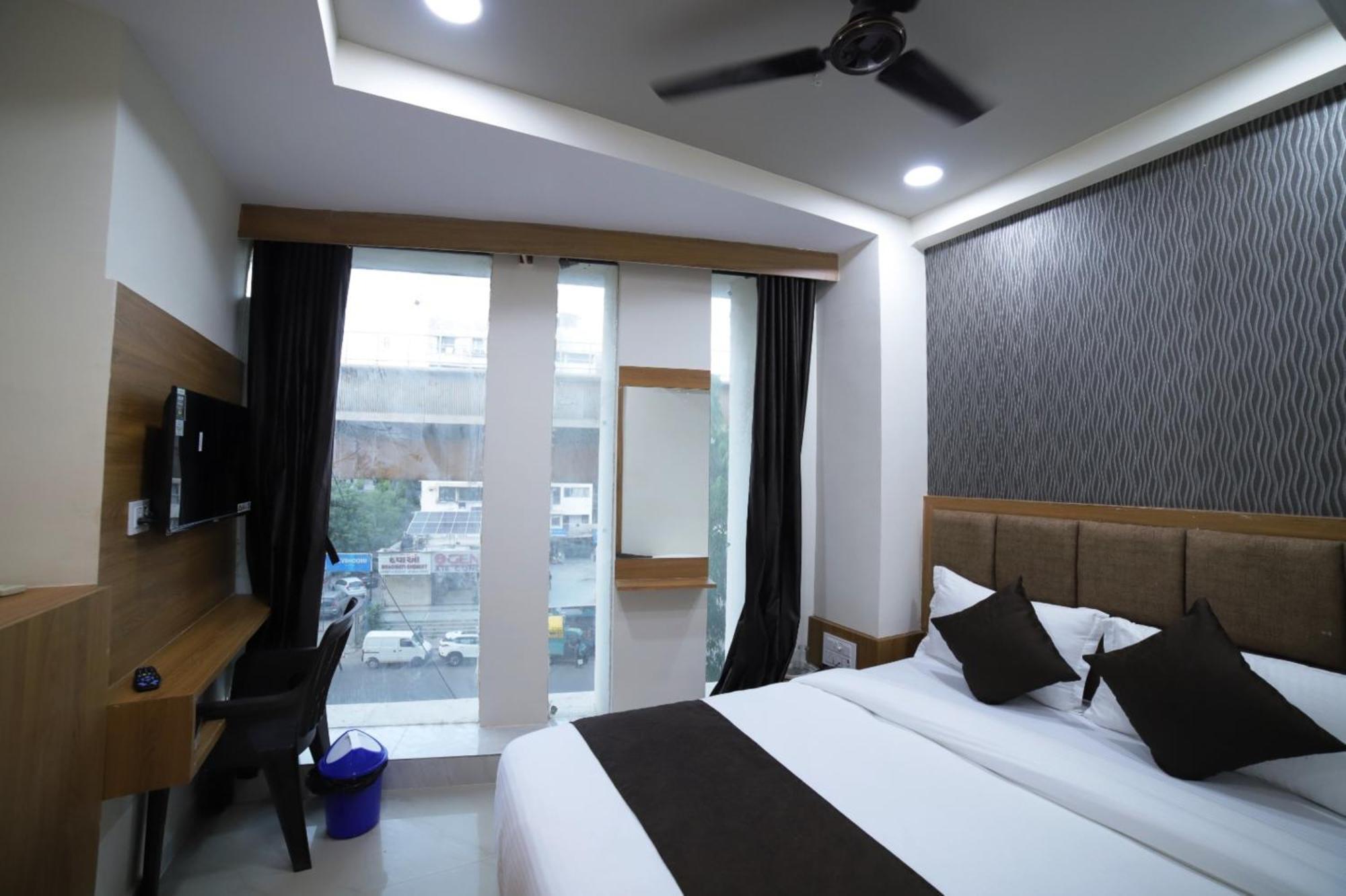 Hotel Surya Villa Ahmedabad Esterno foto