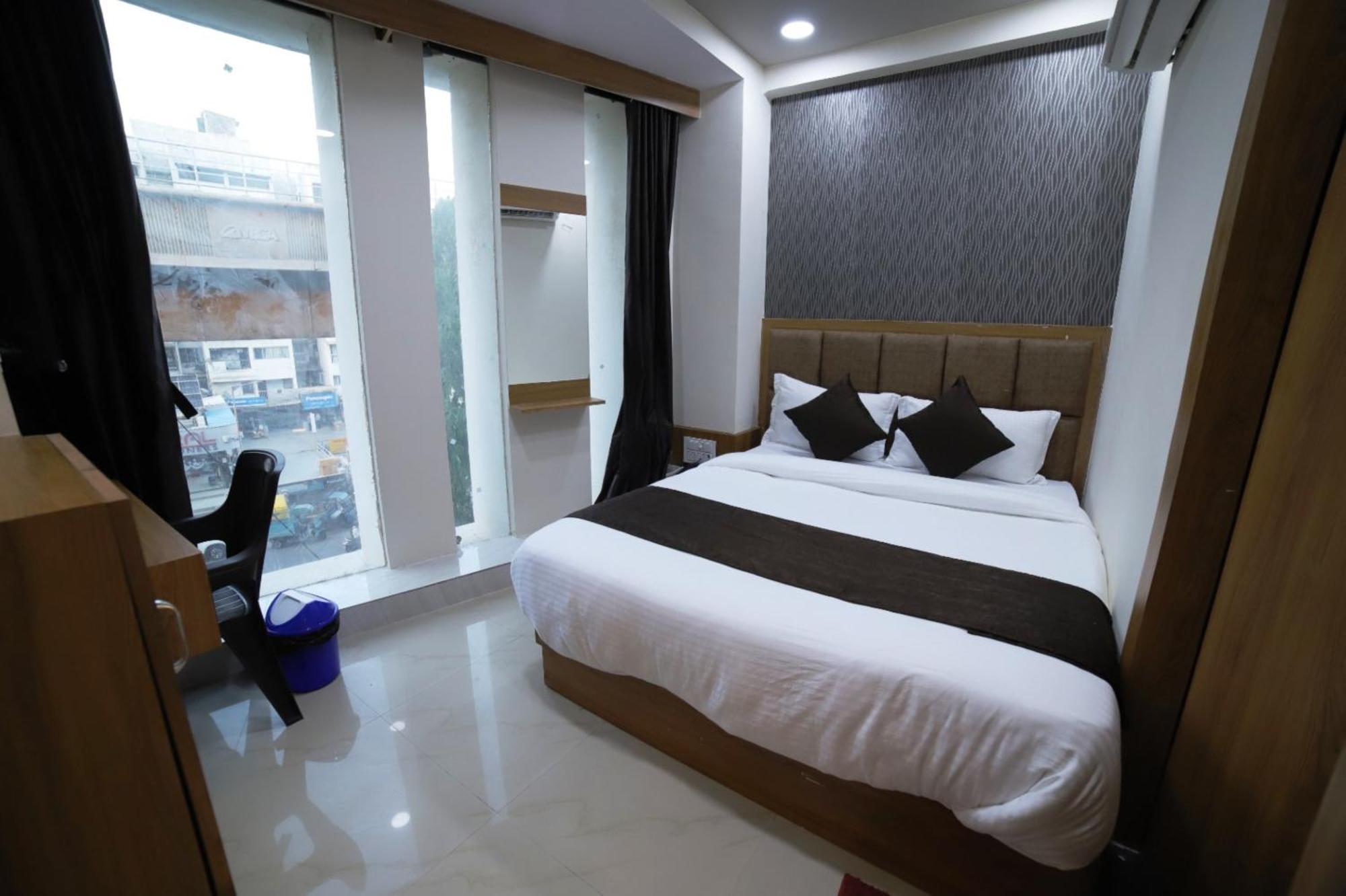 Hotel Surya Villa Ahmedabad Esterno foto
